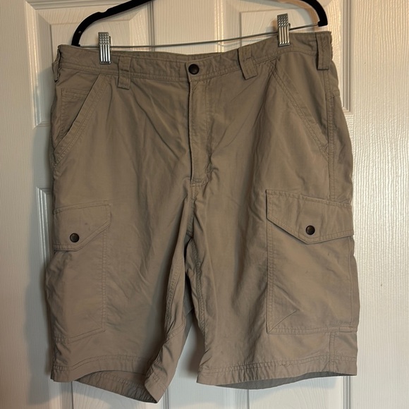 Duluth Trading Co men’s tan 10” inseam nylon cargo shorts size 38 - Picture 1 of 11